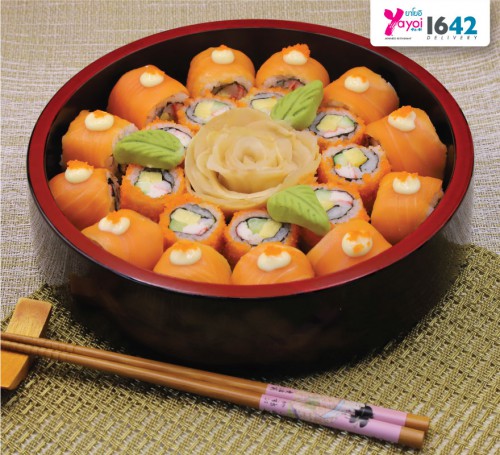 เซตแคลิฟอร์เนียไข่กุ้งและแซลมอนมากิ